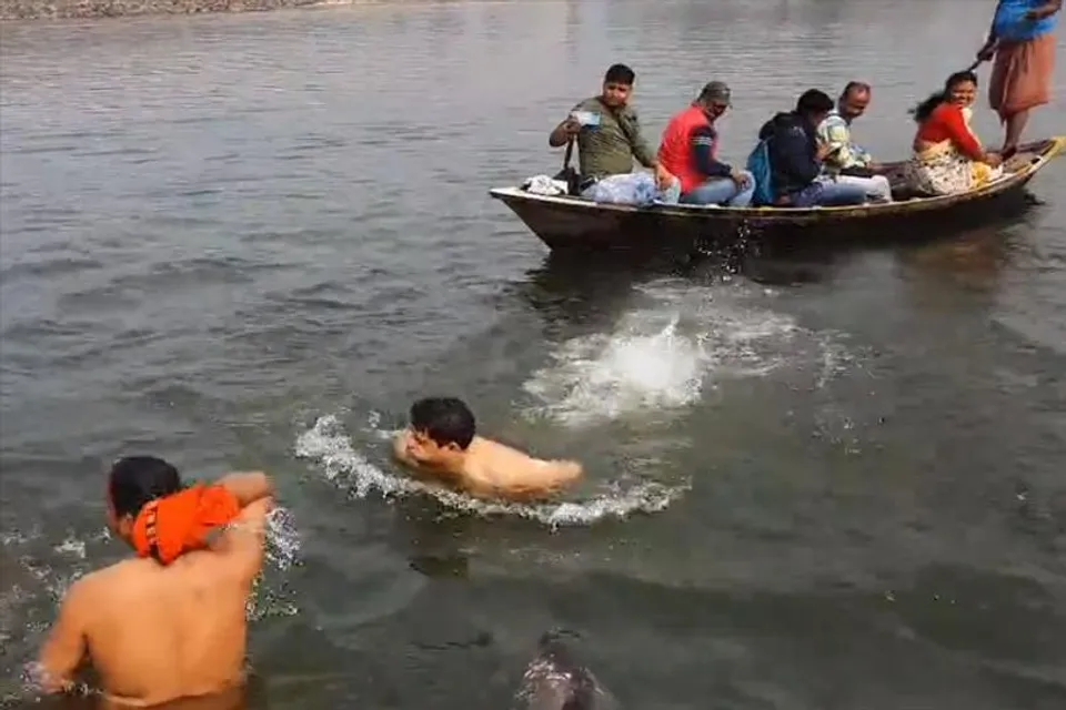 দুর্গাপুর ব্যারেজে পুন্যস্নান সারলেন বিজেপি সাংসদ সৌমিত্র খাঁ