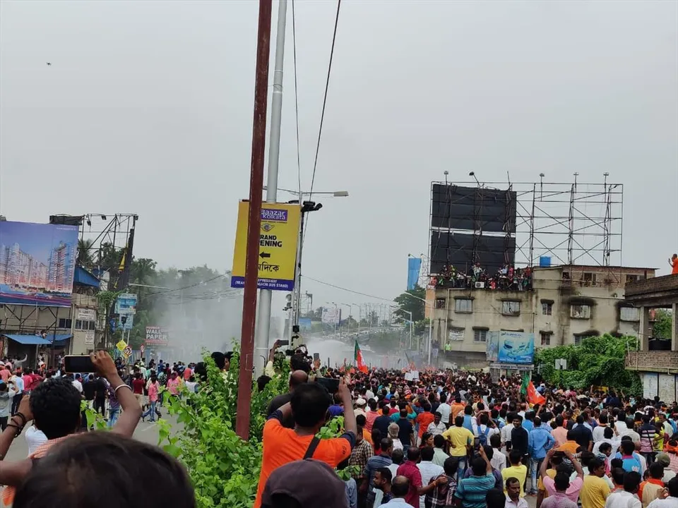 বিজেপি কর্মী-সমর্থকদের রুখতে জলকামানের ব্যবহার পুলিশের