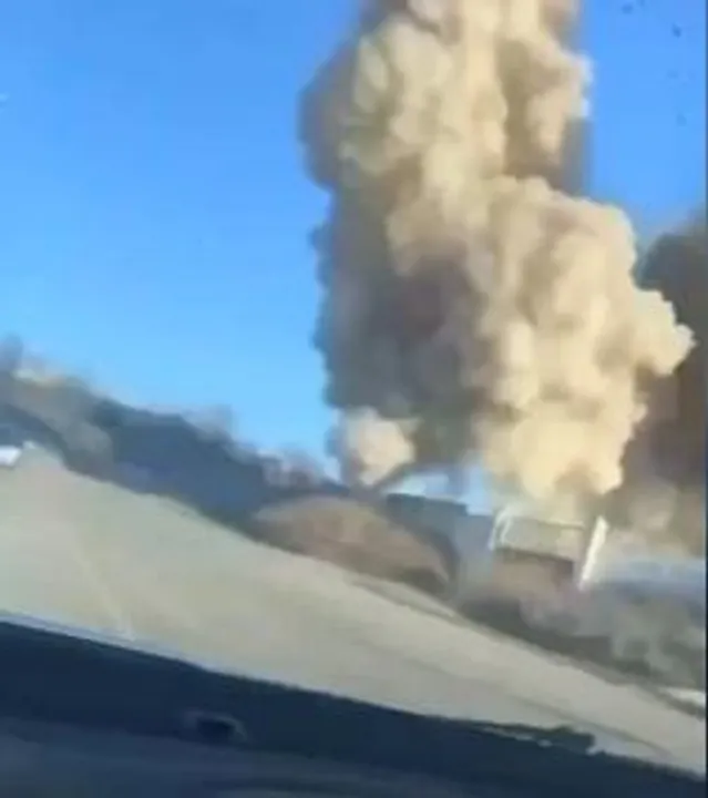 রুশ ক্ষেপণাস্ত্রে আটকে গেল একটি গাড়ি, লাইভ ভিডিও