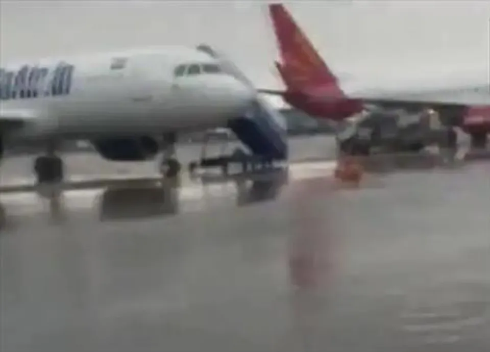 দিল্লিতে রেকর্ড বৃষ্টিপাত,  প্লাবিত বিমানবন্দর, কমলা সতর্কতা জারি