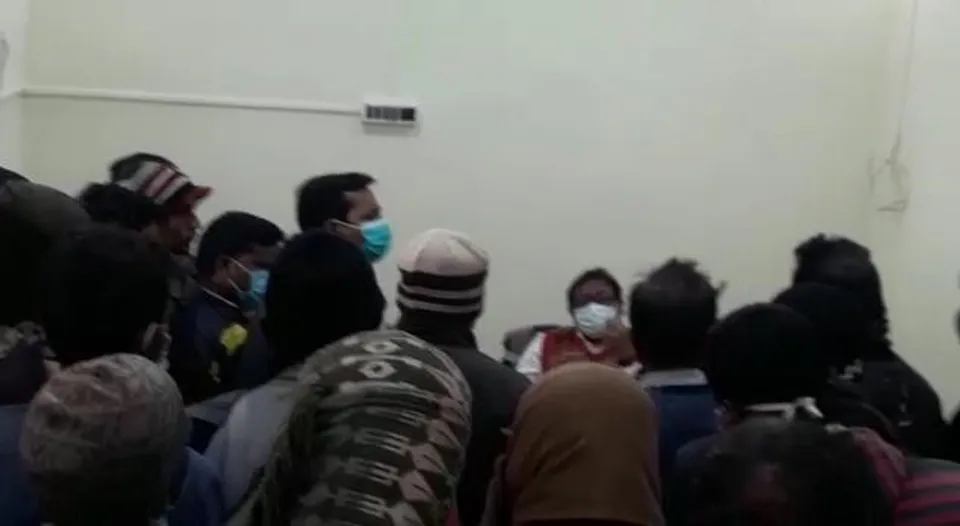 চাকরির দাবিতে জমিদাতাদের বিক্ষোভ