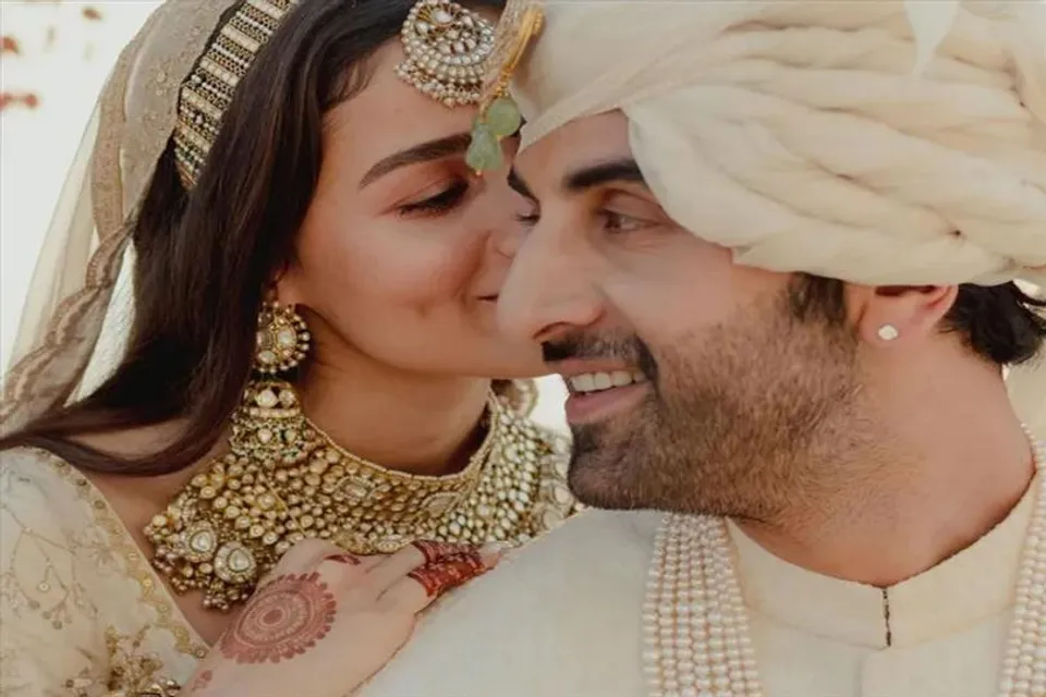 সোশ্যাল মিডিয়ায় মেহেন্দির ছবি পোস্ট করলেন আলিয়া