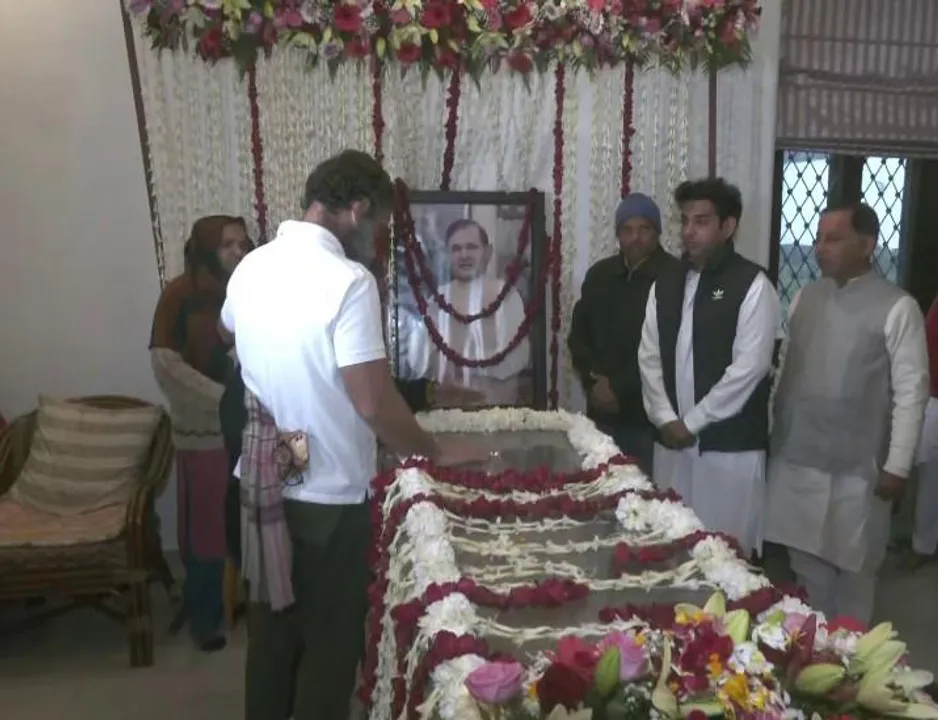 প্রাক্তন কেন্দ্রীয় মন্ত্রী শরদ যাদবকে শ্রদ্ধা জানালেন রাহুল গান্ধী