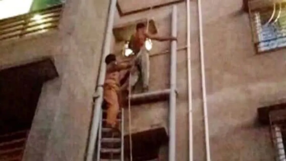 অভিমানে ৪ তলার কার্নিশে উঠে গেলেন ব্যক্তি, ৩ ঘণ্টার চেষ্টায় উদ্ধার করল দমকল