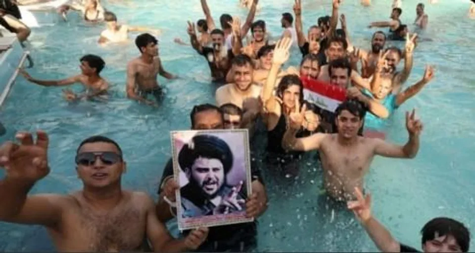 ইরাকের বিক্ষোভকারীরা রাষ্ট্রপতি প্রাসাদে হামলা চালায় এবং পুলে স্নান করেন