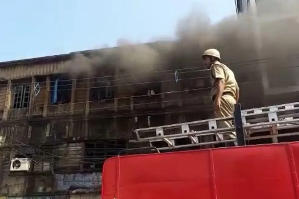 ডানলপে বিস্ফোরণের  বহুতলে আগুন