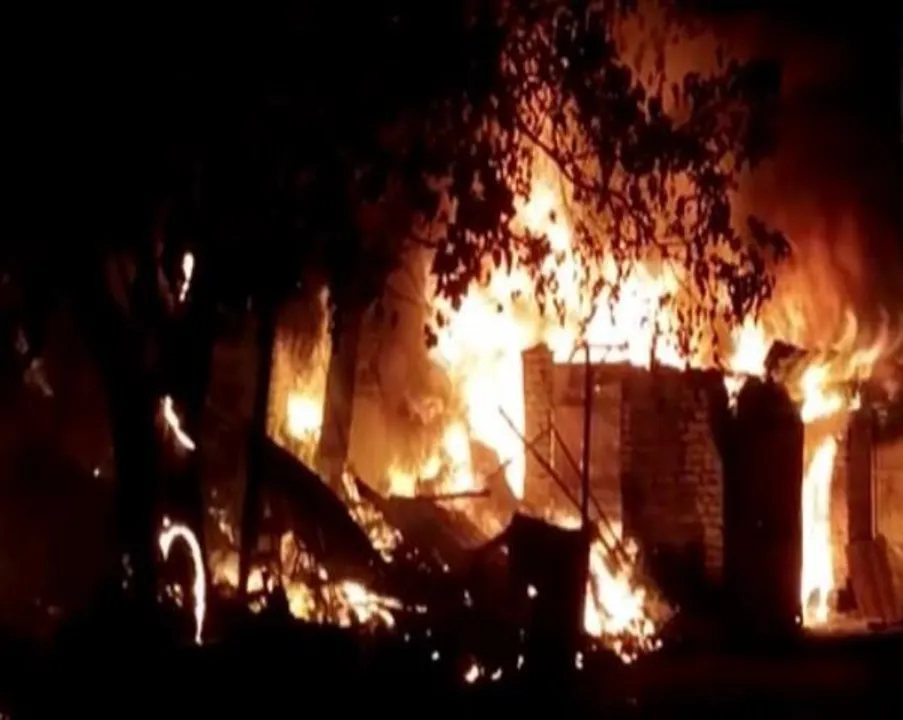 কানপুরের সুতারখানায় ভয়াবহ আগুন, ক্ষতিগ্রস্ত স্ক্র্যাপের দোকান