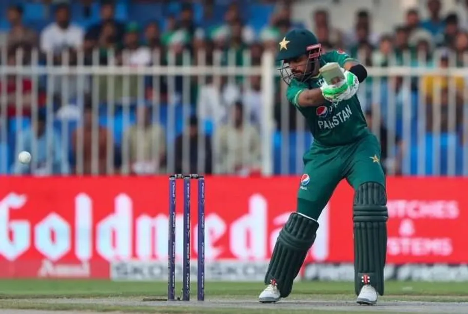 বল হাতে নিয়েই বাবরকে ফেরালেন রবি