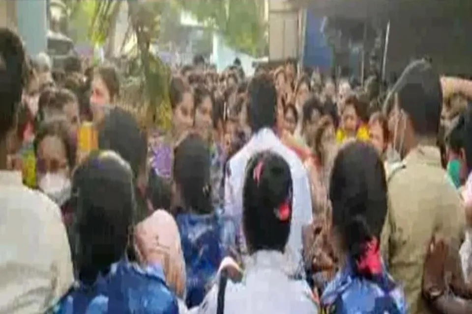 কালীঘাটে বিক্ষোভে নার্সিং চাকরিপ্রার্থীরা