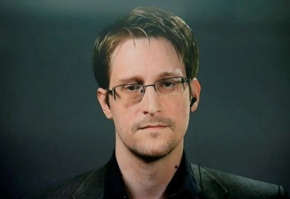 স্নোডেনকে রাশিয়ার নাগরিকত্ব দিলেন পুতিন