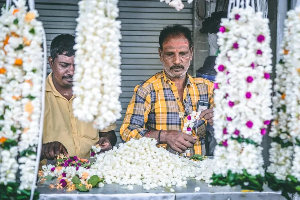 নতুন বছর শুরুর আগে বাড়ল ফুলের দাম
