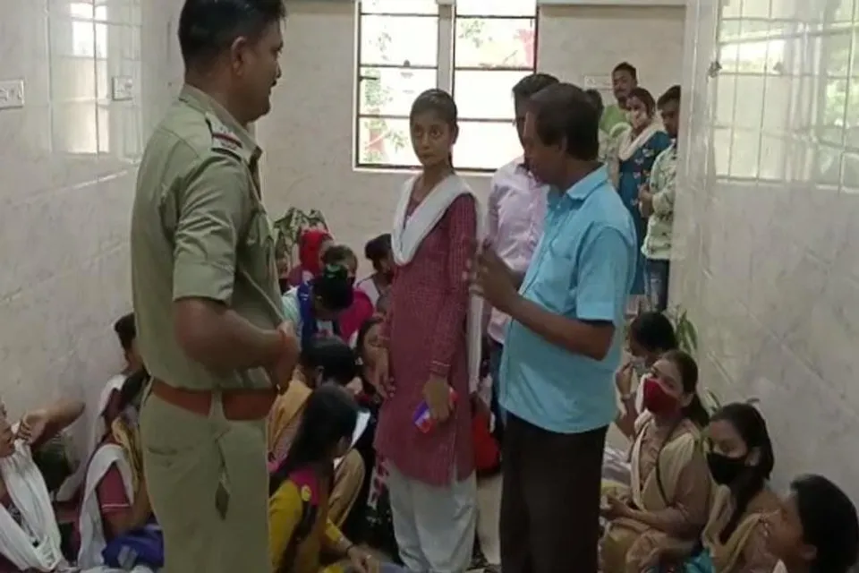 পরীক্ষায় পাশ করানোর দাবিতে মহকুমা শাসকের চেম্বারের সামনে বিক্ষোভ