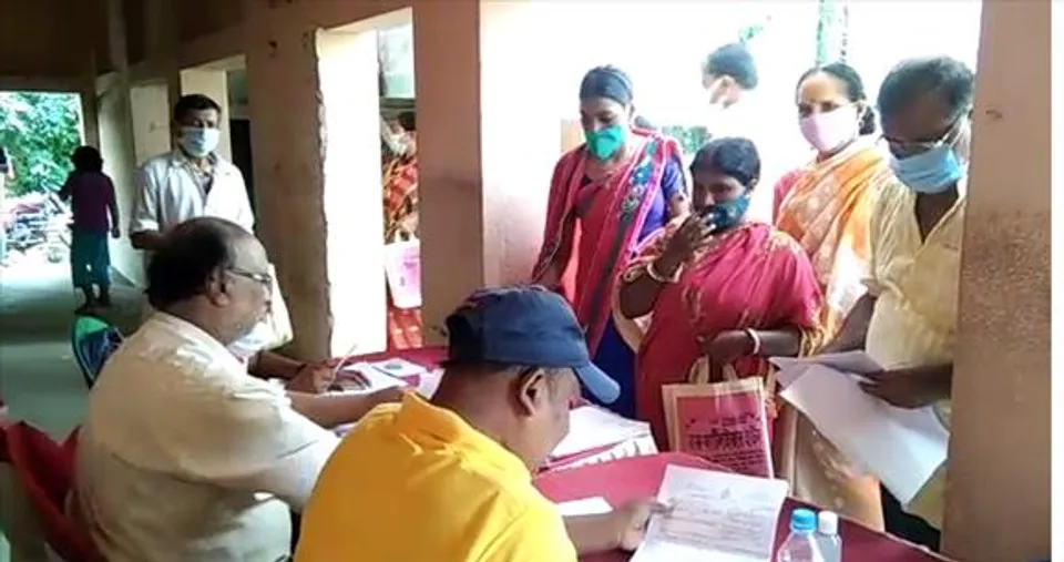 পাঁশকুড়ায় দুয়ারে সরকার ক্যাম্প পরিদর্শনে পঞ্চায়েত সমিতির সহ সভাপতি