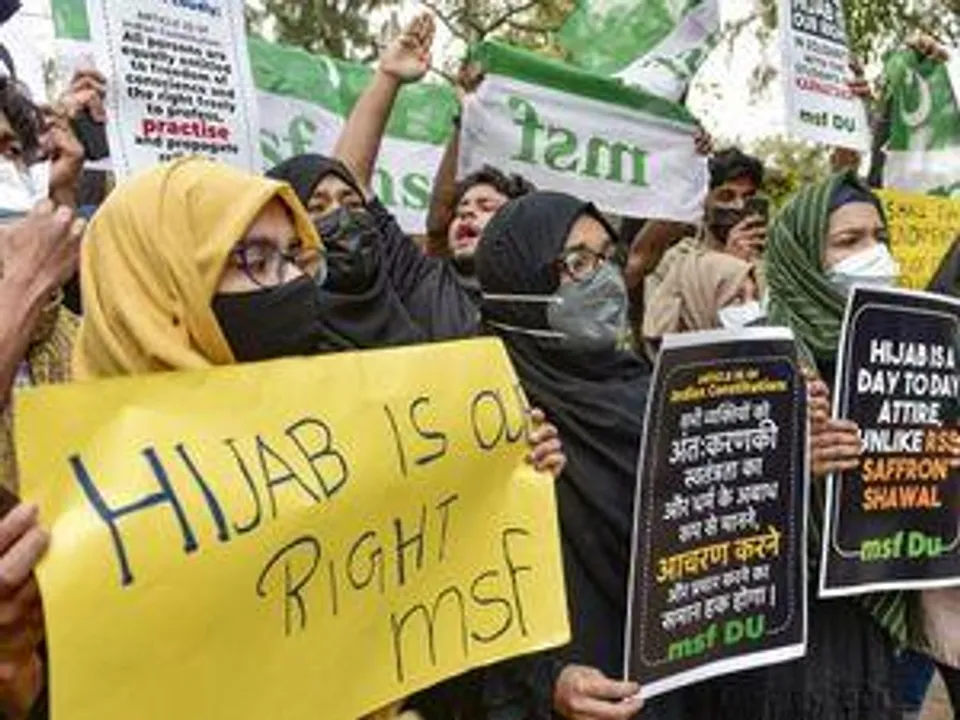 হিজাব বিতর্কে জড়াল পাকিস্তান