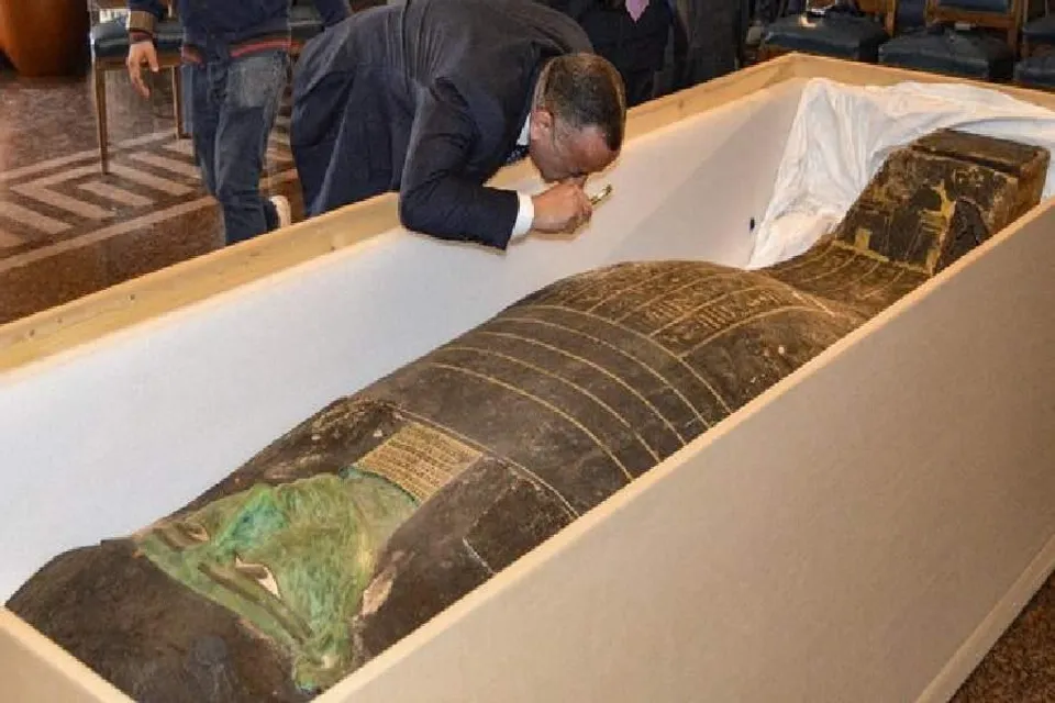 প্রায় ২,৭০০ বছর আগের সারকোফ্যাগাস ঢাকনা পুনরুদ্ধার মিশরে