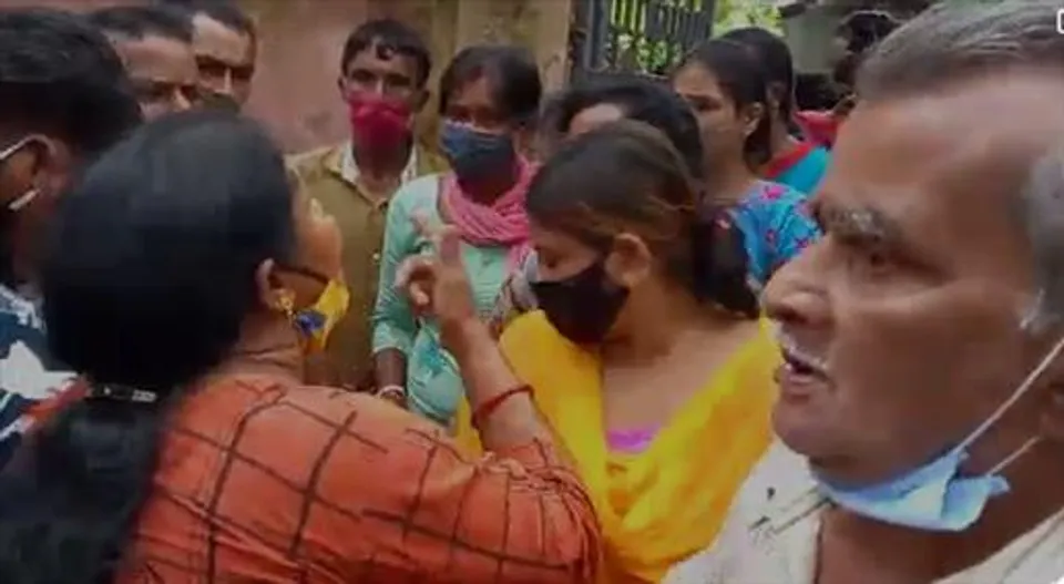 করোনার টিকা দেওয়া নিয়ে দলবাজির অভিযোগ