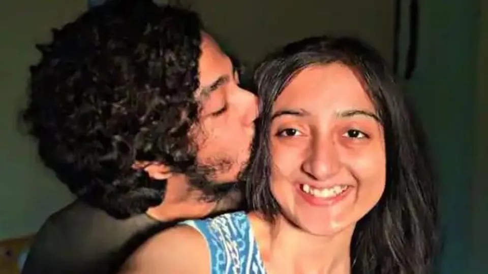 জন্মদিনে বিশেষ বান্ধবীকে আদরে ভরালেন ঋদ্ধি