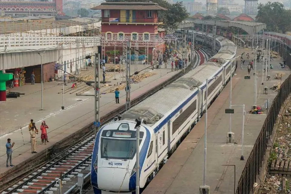 হাওড়ায়  তিনটি প্ল্যাটফর্মে বন্ধ ট্রেন চলাচল