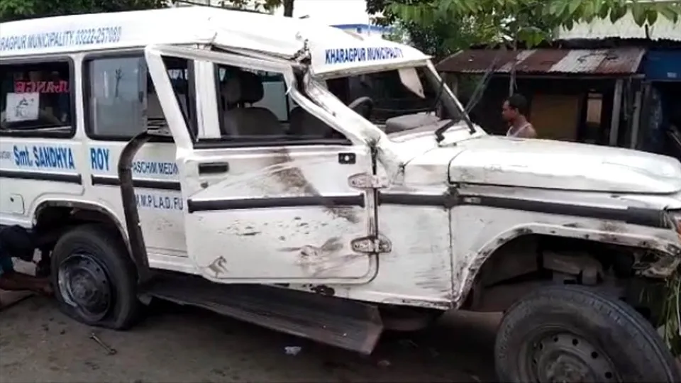 গরুকে বাঁচাতে গিয়ে উল্টে গেলো অ্যম্বুলেন্স