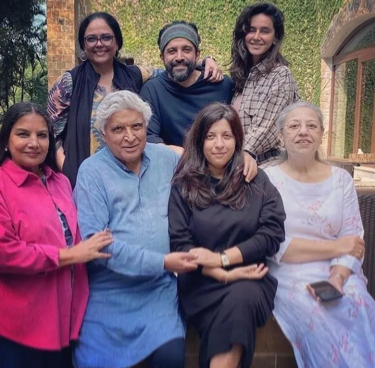 পরিবারের সঙ্গে জন্মদিনে জাভেদ আখতার