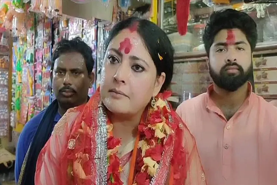 কল্যানেশ্বরী মন্দিরে পুজো দিলেন অগ্নিমিত্রা