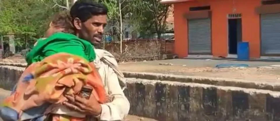 চেয়েও মেলেনি অ্যাম্বুলেন্স, মেয়ের মৃতদেহ কাঁধে চাপিয়ে গ্রামে ফিরলেন বাবা!