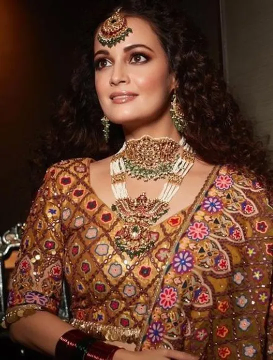 ছেলেকে সঙ্গে নিয়ে বিজয়ার শুভেচ্ছা জানালেন দিয়া মির্জা