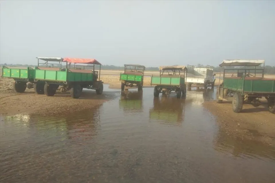 বালি চুরি! মেদিনীপুর সদরে আটক ছ'টি গাড়ি