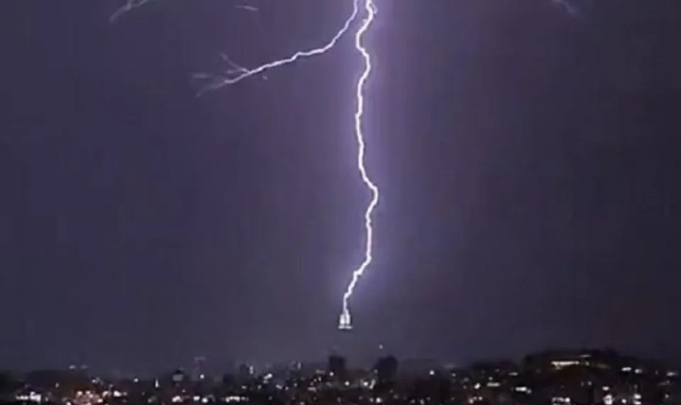 মক্কার ক্লক টাওয়ারে বজ্রপাত, ভাইরাল ভিডিও