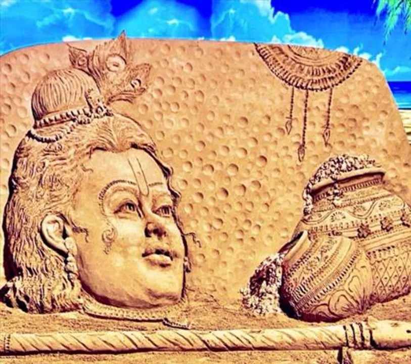 কৃষ্ণ জন্মাষ্টমীর উদযাপনে ভুবনেশ্বর বিমানবন্দরে বালি দিয়ে কৃষ্ণের অবয়ব সুদর্শন পট্টনায়েকের