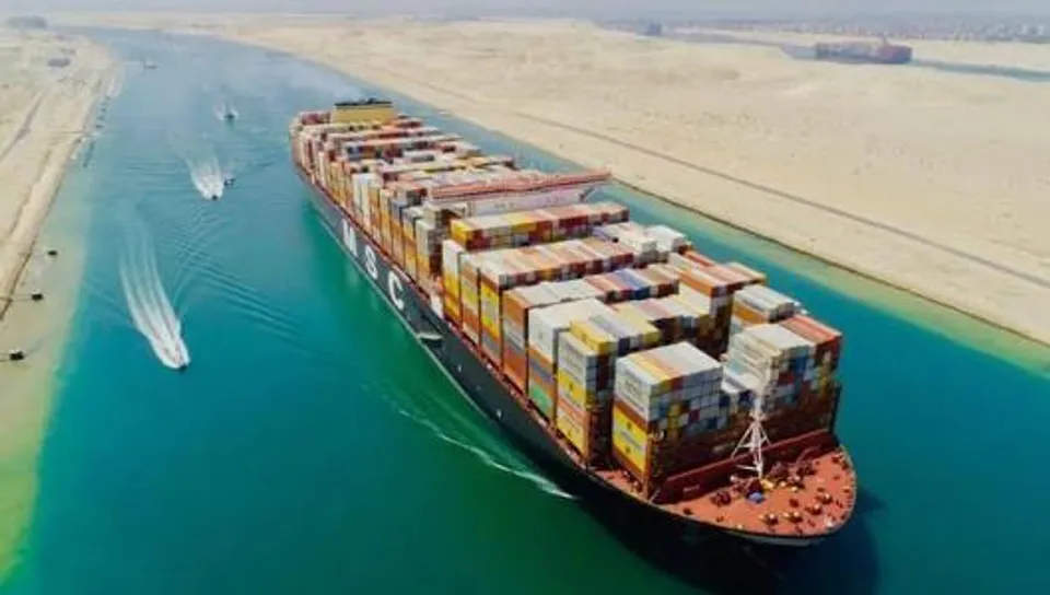 মিশরের সুয়েজ খালে কন্টেইনার জাহাজ ভেঙ্গে গেছে