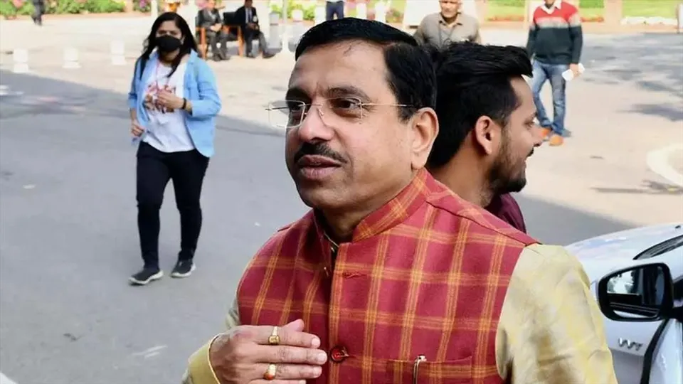 'বিশ্বে কী ঘটছে তা পড়ুন এবং তারপরে মন্দা সম্পর্কে কথা বলুন': রাহুল গান্ধীকে কটক্ষ প্রহ্লাদ জোশীর