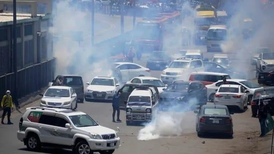 লাহোরে ইমরান খানের 'আজাদি মার্চ', পুলিশের টিয়ার গ্যাস নিক্ষেপে হিংসাত্মক পরিস্থিতি