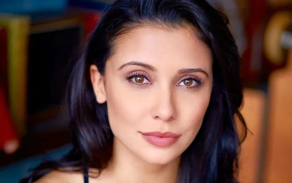 বলিউডে আত্মপ্রকাশ করতে চলেছেন মার্কিন অভিনেত্রী এমিলি শাহ