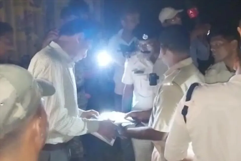 প্রায় ৩৩ কেজি গাঁজা সহ এক ব্যক্তিকে গ্রেফতার করল পুলিশ