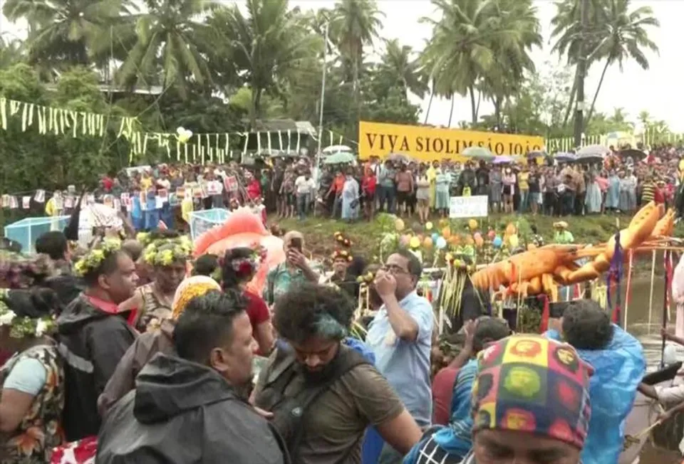 রঙের মেলায় সাজানো নৌকাযাত্রা দেখতে সাও জোয়াও উৎসবে সামিল গোয়ার অধিবাসীরা