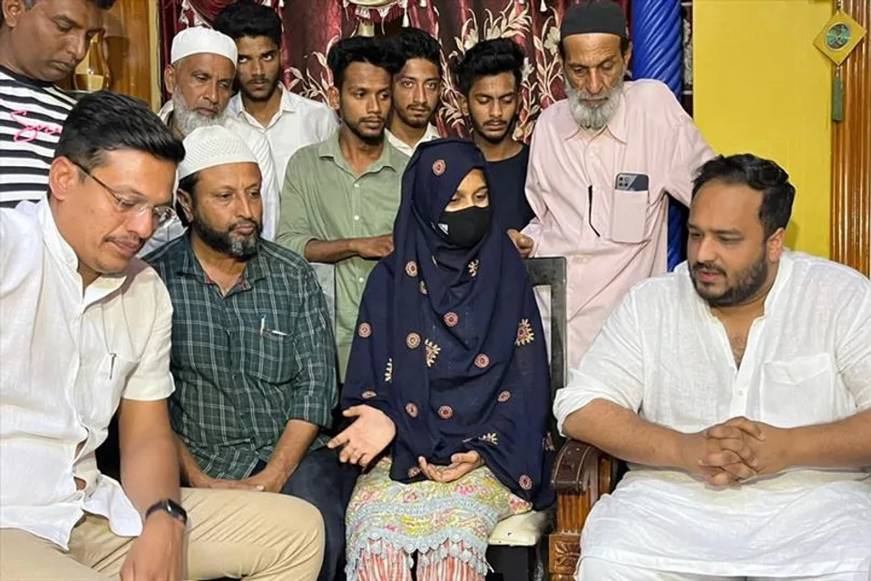 প্রতিবাদী মুসকানের সঙ্গে দেখা করলেন কংগ্রেস নেতা জিশান সিদ্দিকী