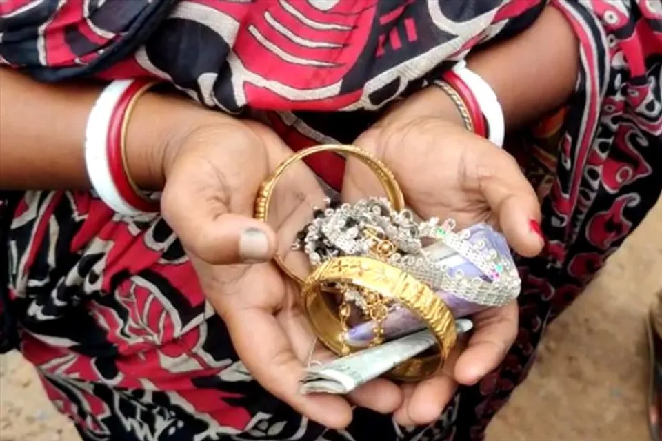 ভিক্ষা করতে এসে গৃহস্থের বাড়িতে চুরি ভিক্ষুক দুই কিশোরীর