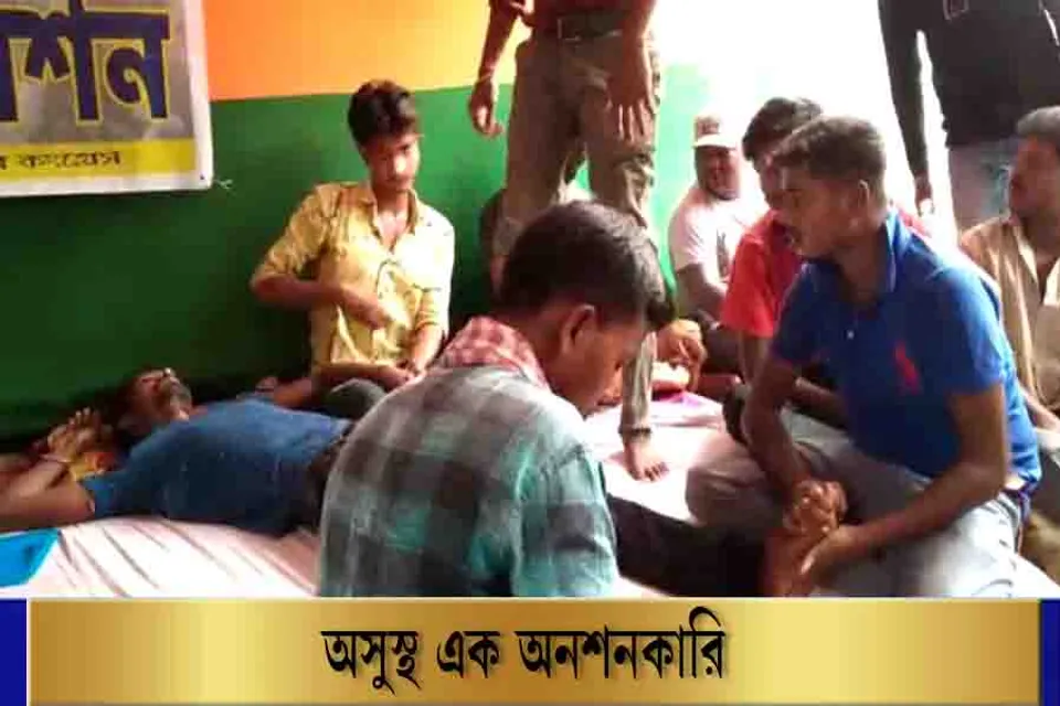 আমরণ অনশন মঞ্চে গুরুতর অসুস্থ এক যুবক