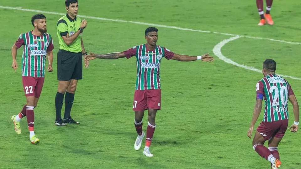 বেঙ্গালুরুকে হারিয়ে এক নম্বরের দৌড়ে মোহনবাগান