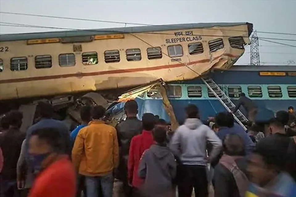 উদ্ধারকার্য শেষে চলছে রেললাইন পরিস্কারের কাজ