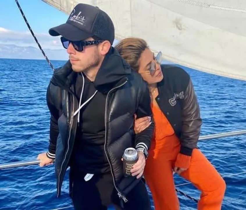 স্ট্র্যাপলেস লাল পোশাকে প্রিয়াঙ্কা চোপড়া, নজড় ফেরাতে পারলেন না স্বামী নিক জোনাস