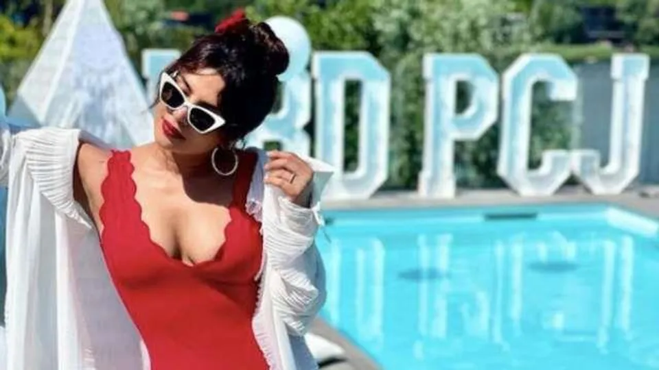 Priyanka Chopra drops sizzling hot selfie on her Instagram