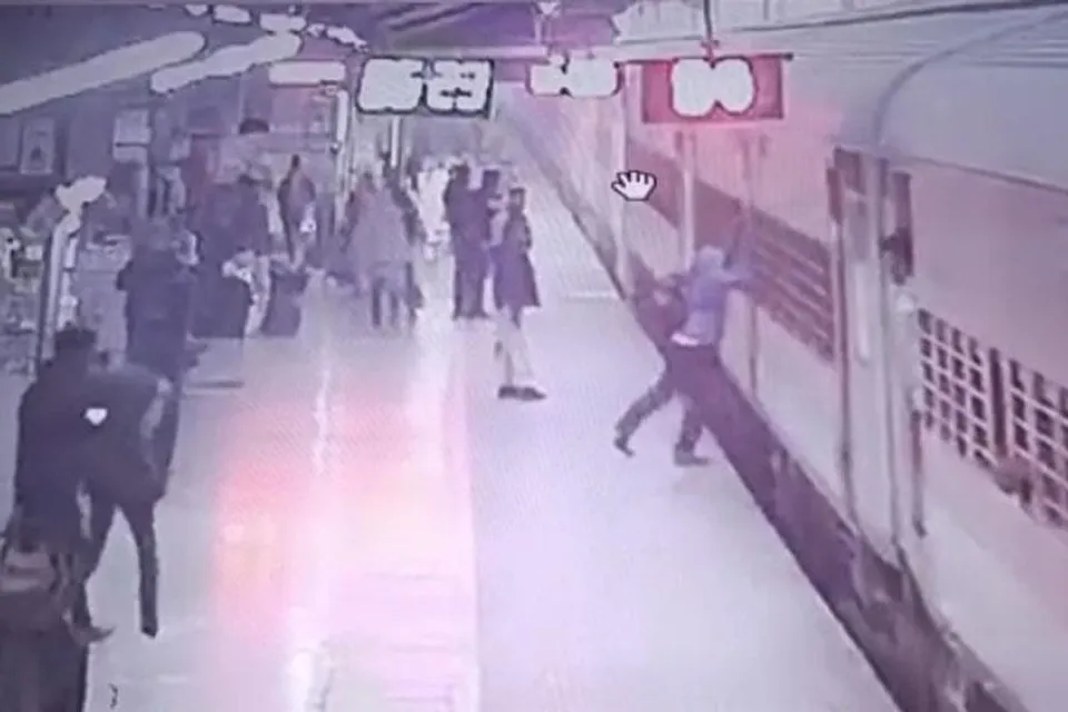 Two women constables save the life of a passenger in Tata Railway