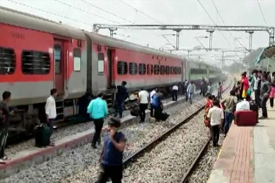 Fire brokes at Bengaluru-Howrah Express train