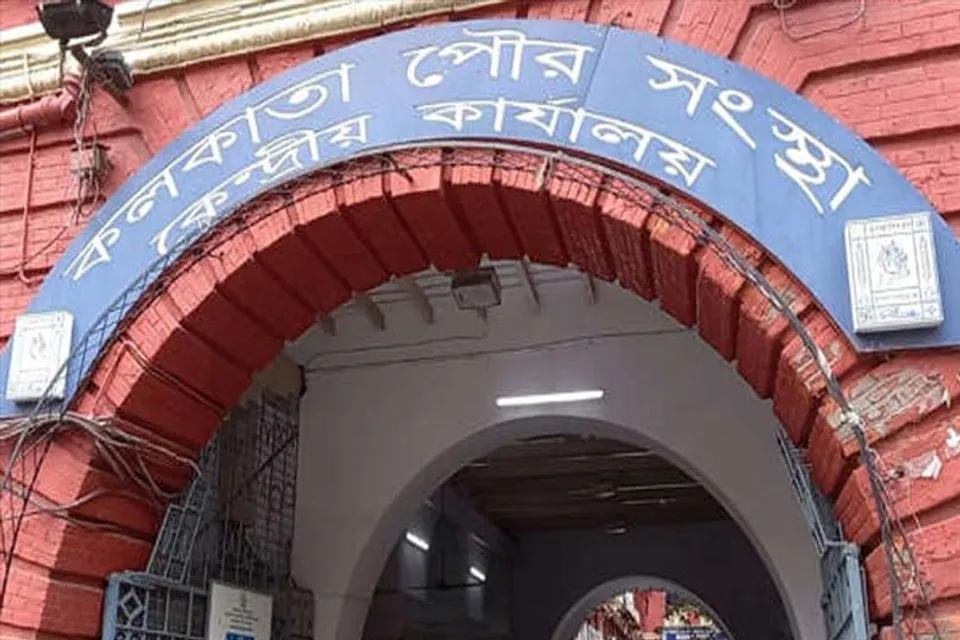 The KMC Clerks Union has withdrawn its decision to go on strike in the Kolkata Municipal Corporation on Friday