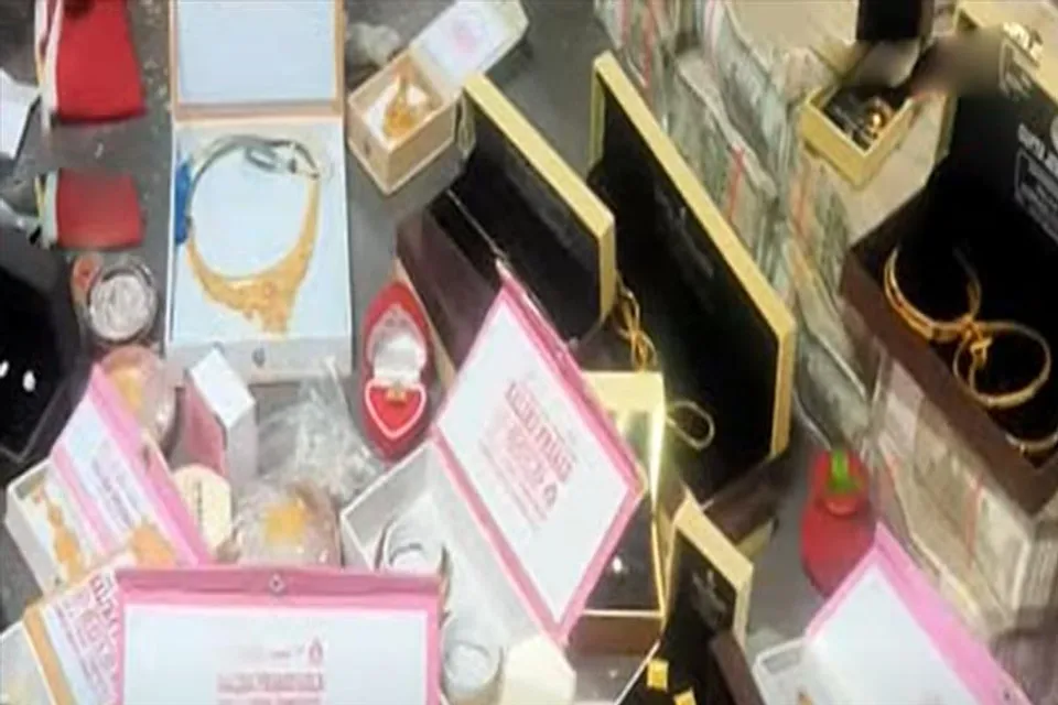 Police recovered crore of cash with gold at Howrah