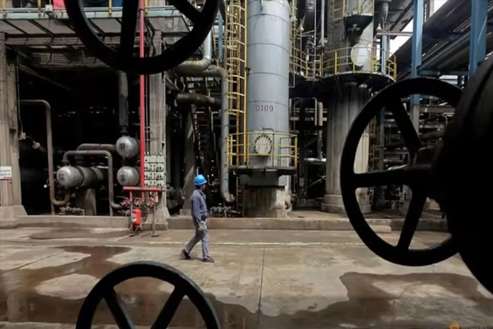 China's 2022 oil refinery runs fall for first year since 2001