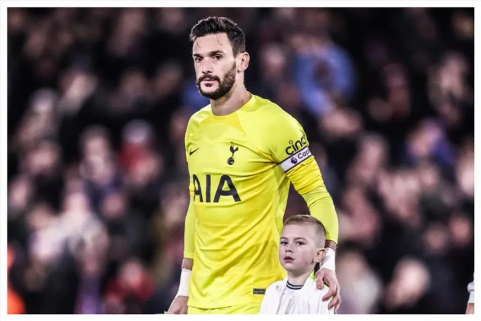 Hugo Lloris gave mascot his jacket to keep him warm
