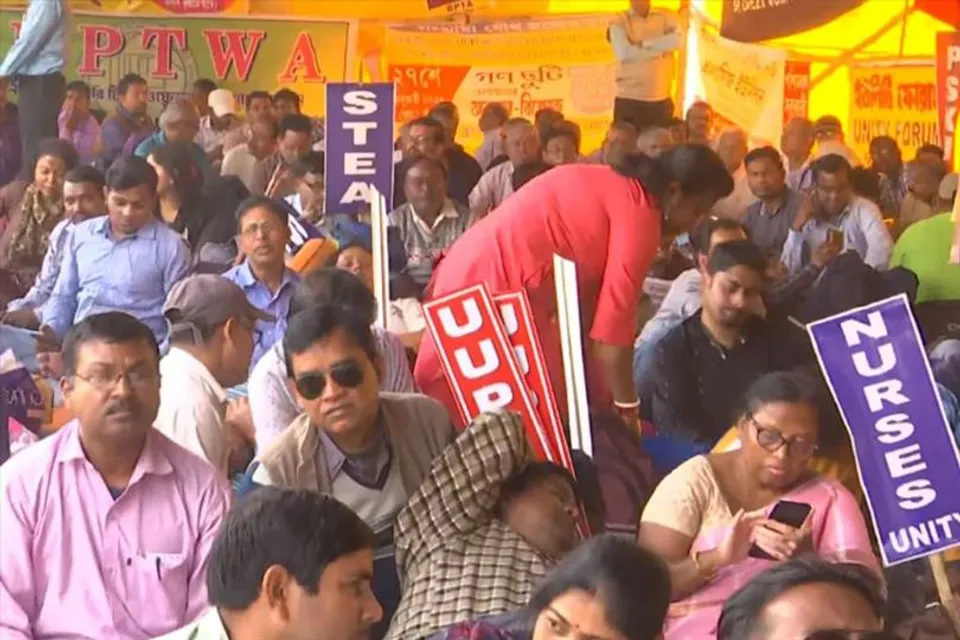 A strike is called in government offices on March 9 on the demand of DA